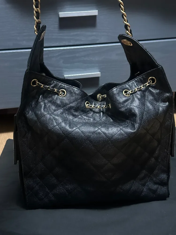샤넬 25백 미디움 블랙 사진 6
