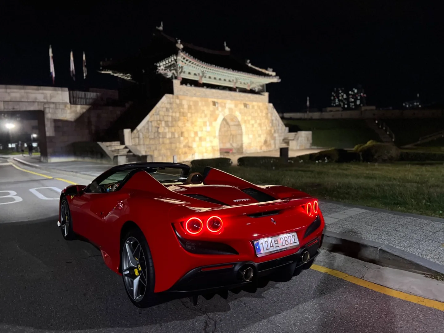 페라리 F8 트리뷰토 스파이더 2022 레드 사진 1