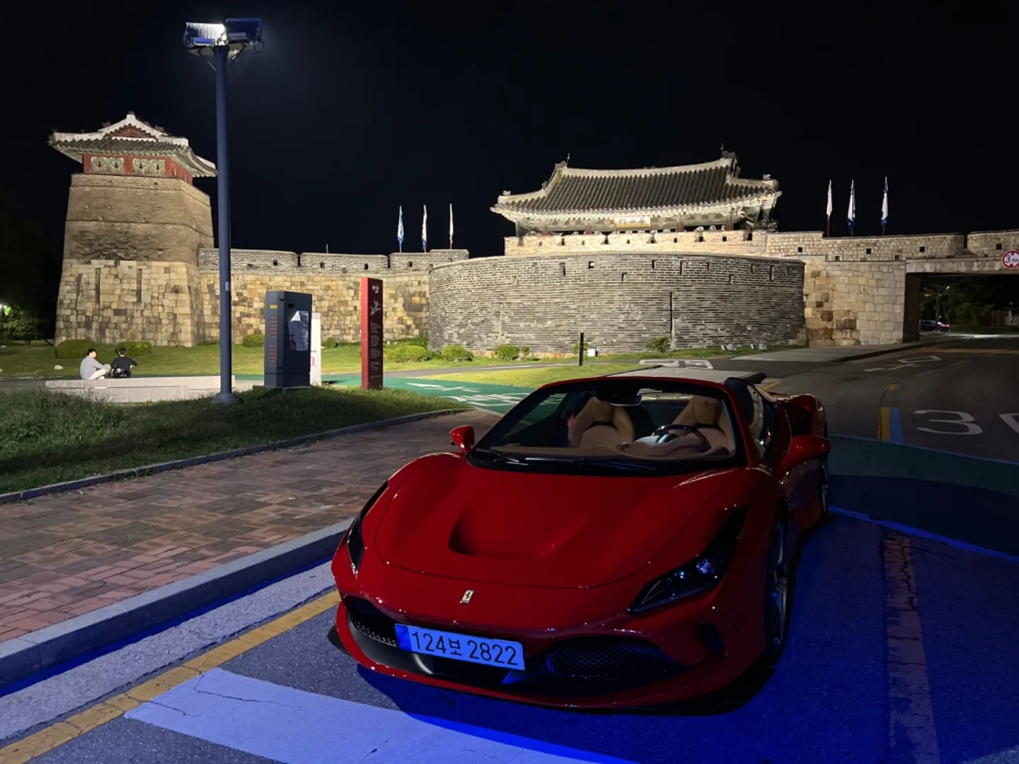 페라리 F8 트리뷰토 스파이더 2022 레드 사진 3