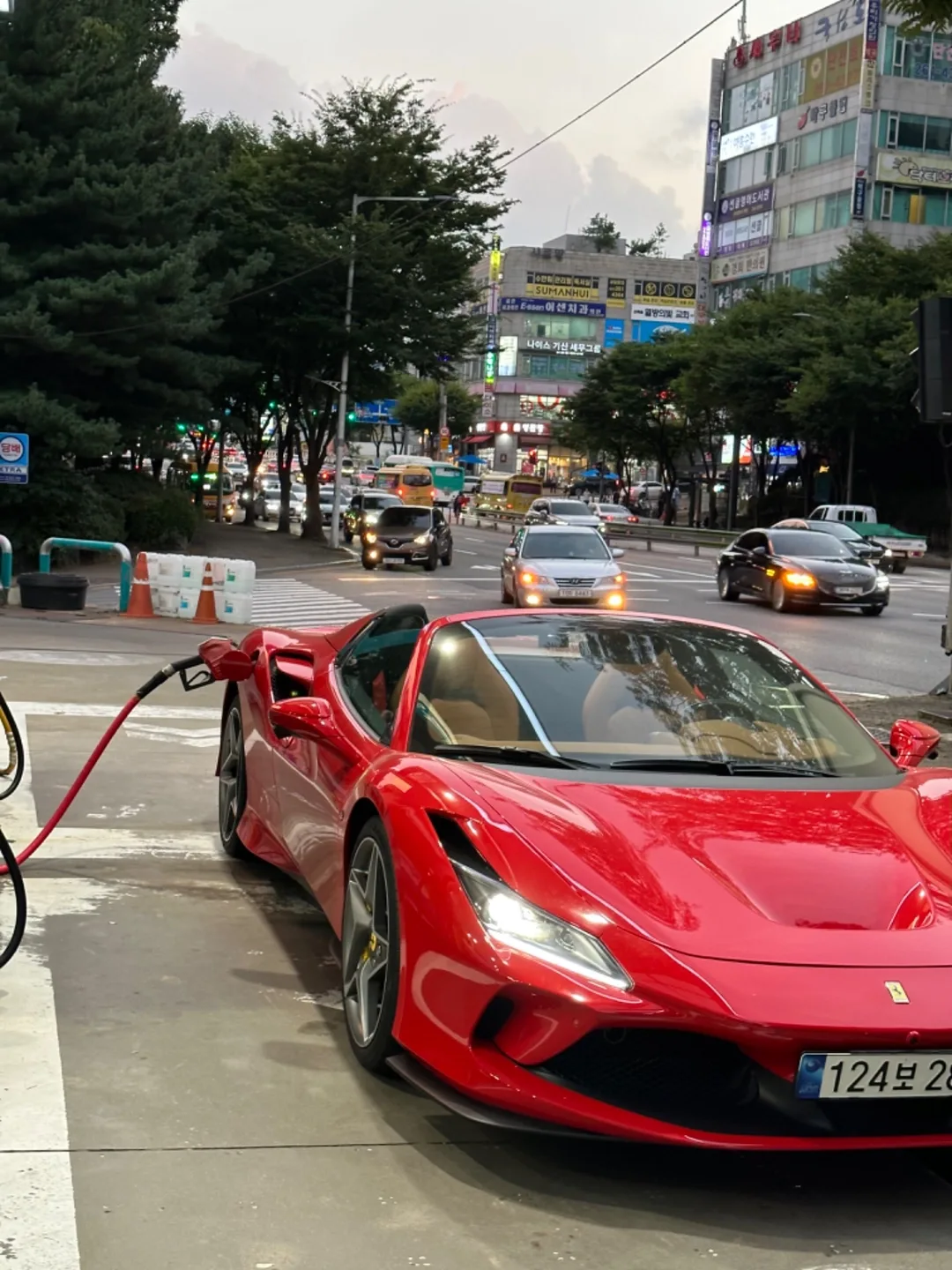 페라리 F8 트리뷰토 스파이더 2022 레드 사진 5