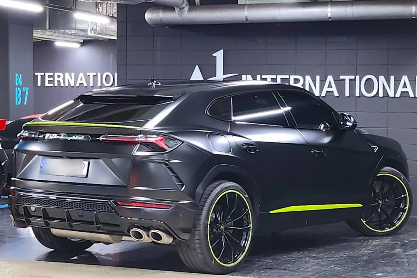 람보르기니 우루스 4.0 V8 2022 그라파이트 사진 2
