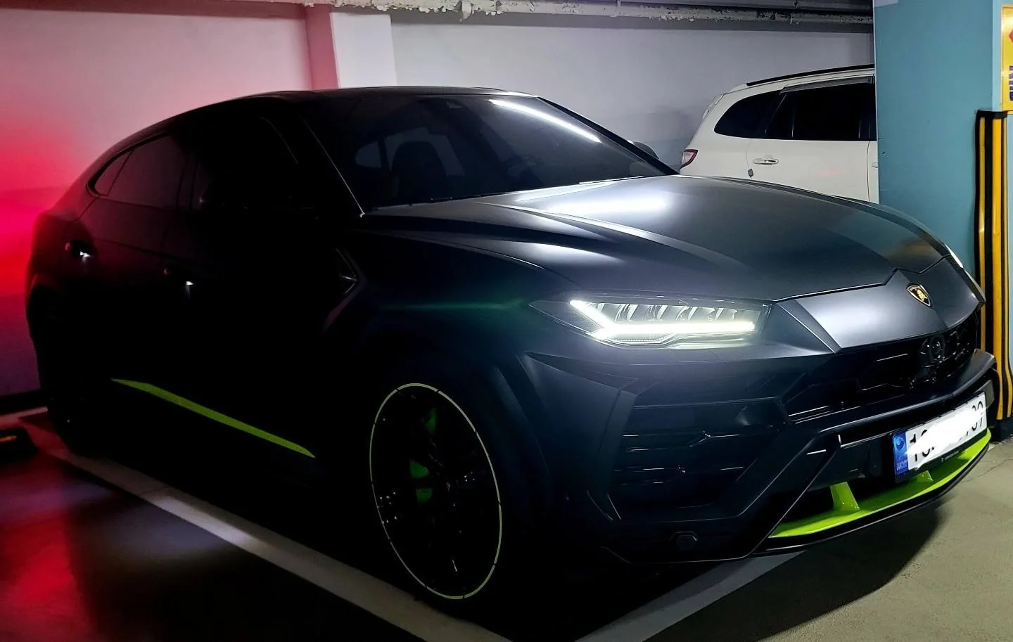 람보르기니 우루스 4.0 V8 2022 그라파이트 사진 3