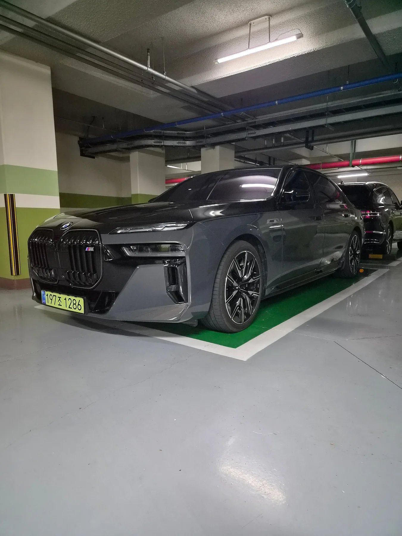 BMW I7 M70 X드라이브 M퍼포먼스 2025 투톤 사진 4