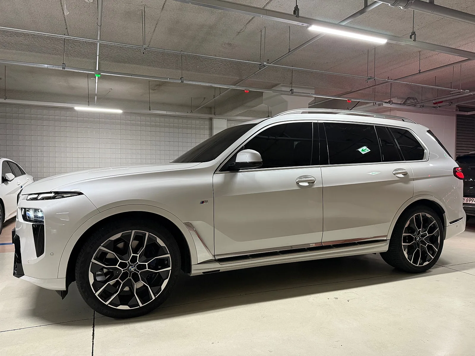 BMW X7 40i MSP 2024 화이트 사진 3