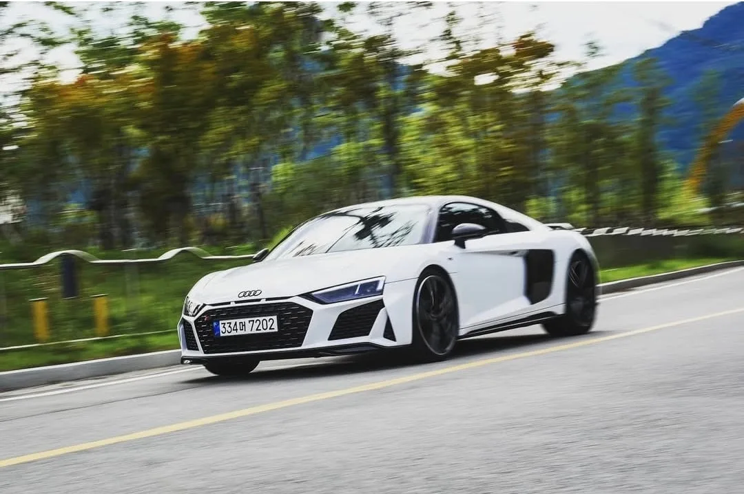 아우디 R8 V10+ 퍼포먼스 쿠페 2021 화이트 사진 1