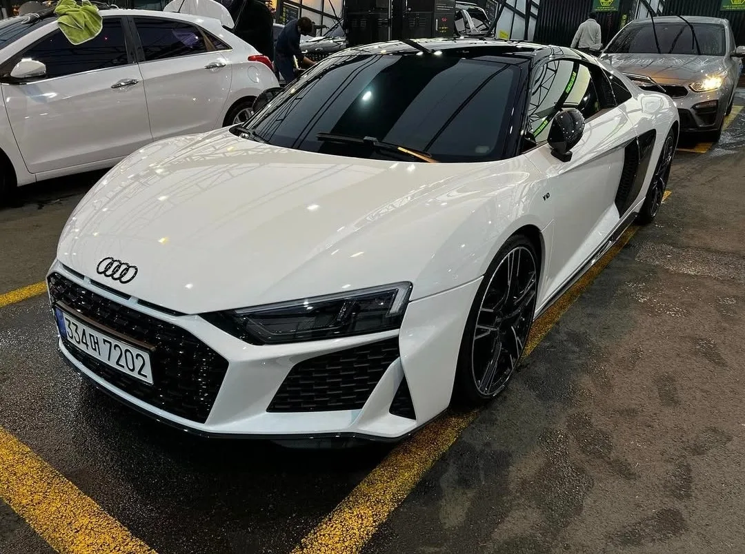 아우디 R8 V10+ 퍼포먼스 쿠페 2021 화이트 사진 3