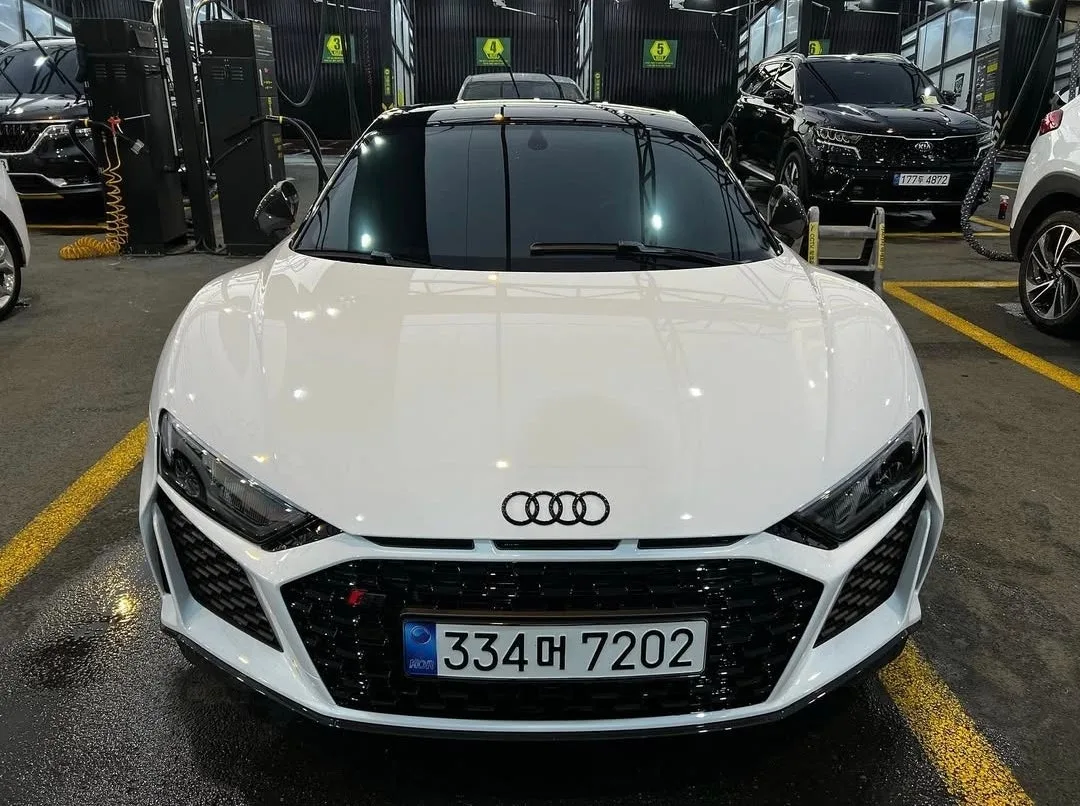 아우디 R8 V10+ 퍼포먼스 쿠페 2021 화이트 사진 4