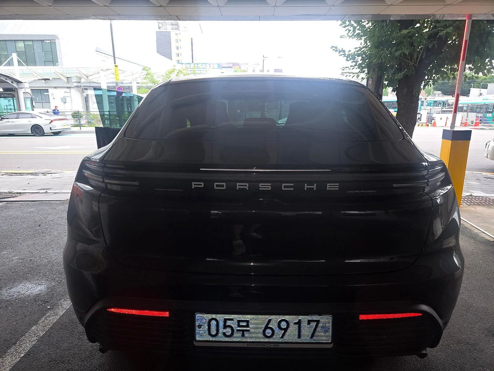 포르쉐 마칸 EV 2025 블랙 사진 1