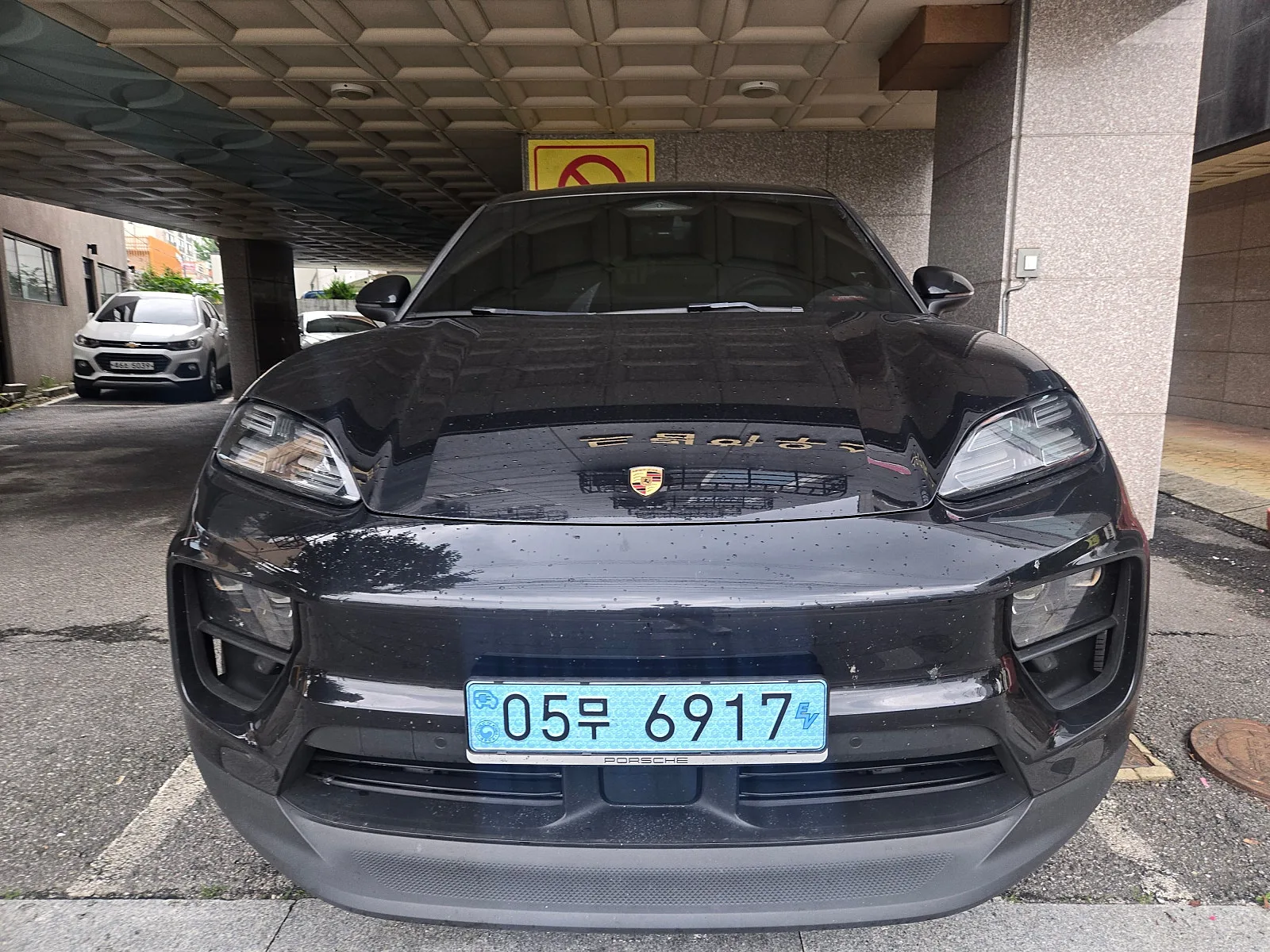 포르쉐 마칸 EV 2025 블랙 사진 2