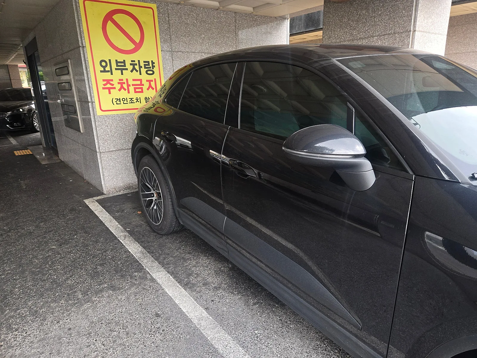 포르쉐 마칸 EV 2025 블랙 사진 3