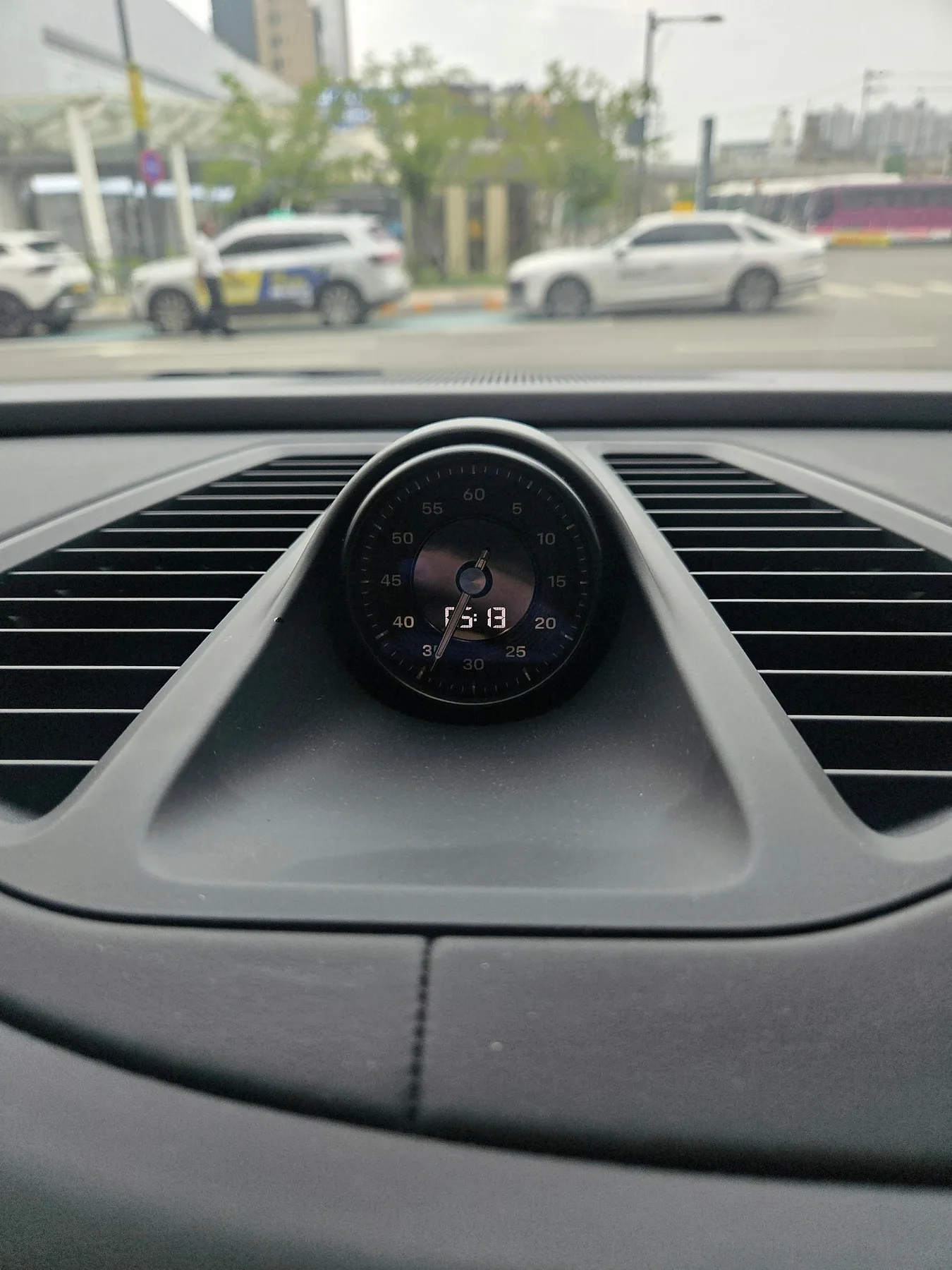 포르쉐 마칸 EV 2025 블랙 사진 8