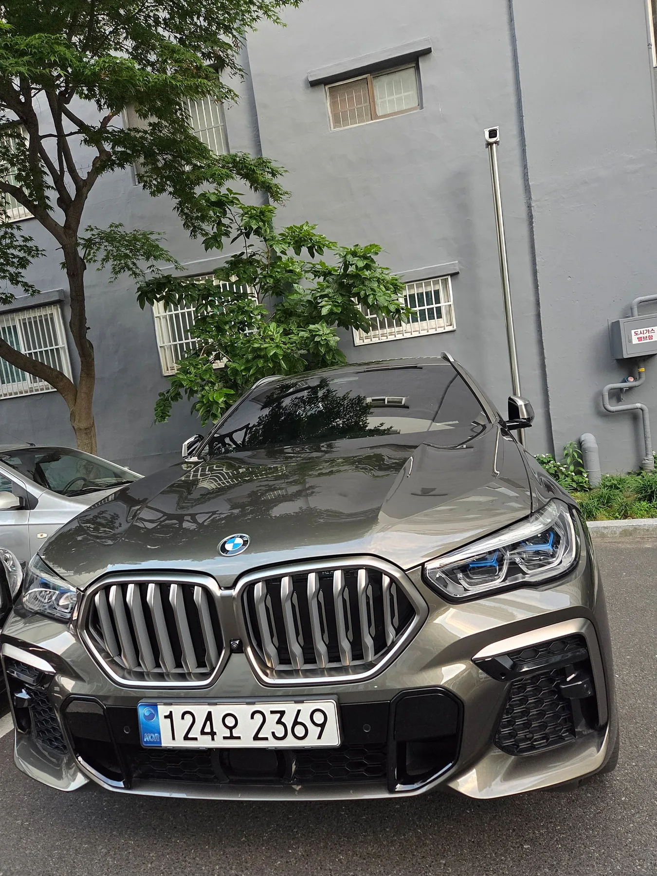 BMW X6 M50i 2022 건메탈 사진 1