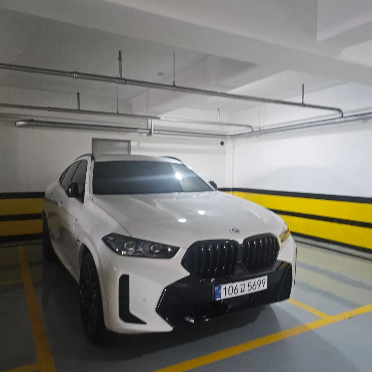BMW X6 40i 2023 화이트 사진 2