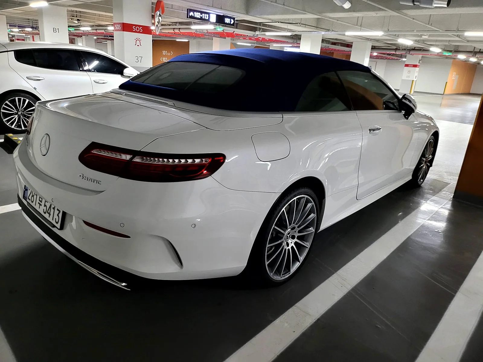 벤츠 E450 카브리올레 4MATIC 2022 오팔라이트화이트 사진 2