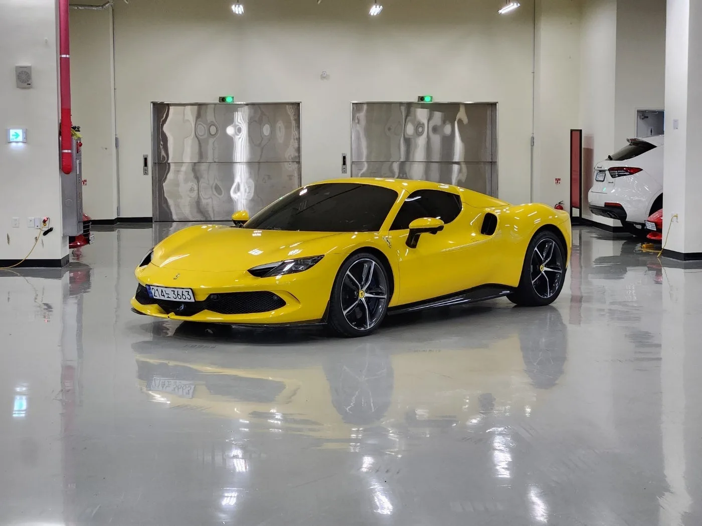 페라리 296 GTS 2024 옐로 사진 2