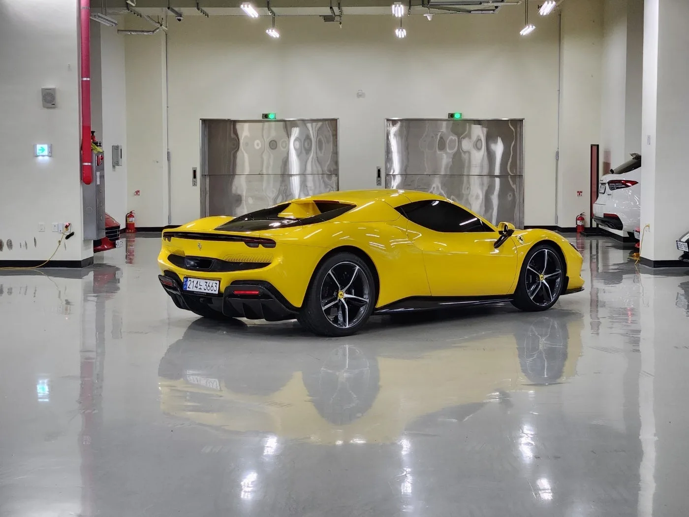 페라리 296 GTS 2024 옐로 사진 3