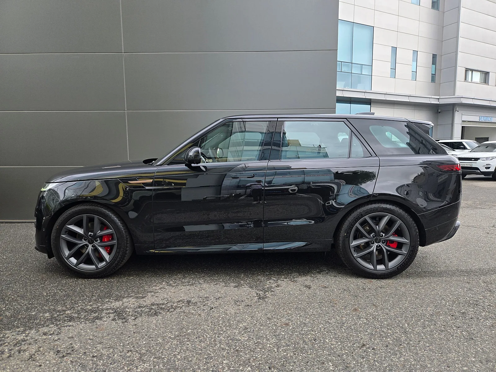 랜드로버 레인지로버 스포츠 P360 Dynamic HSE 2026 산토리니 블랙 사진 3