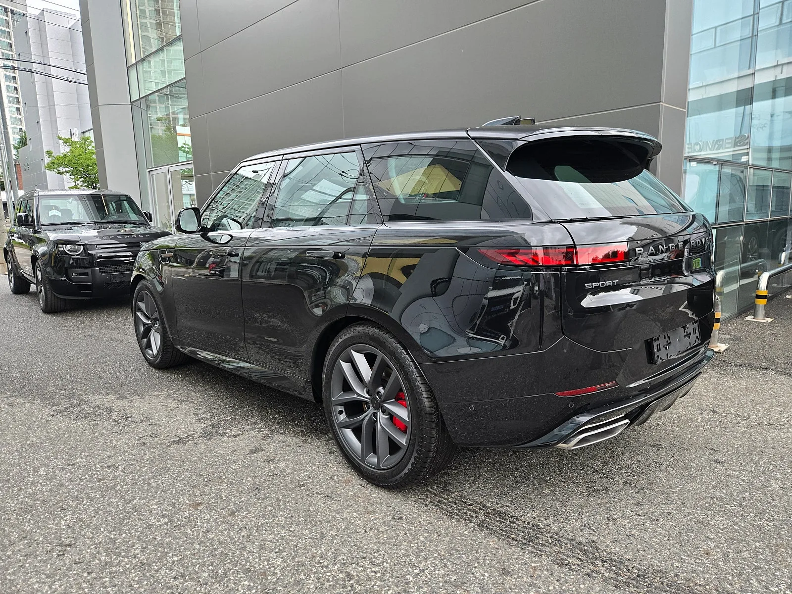 랜드로버 레인지로버 스포츠 P360 Dynamic HSE 2026 산토리니 블랙 사진 4