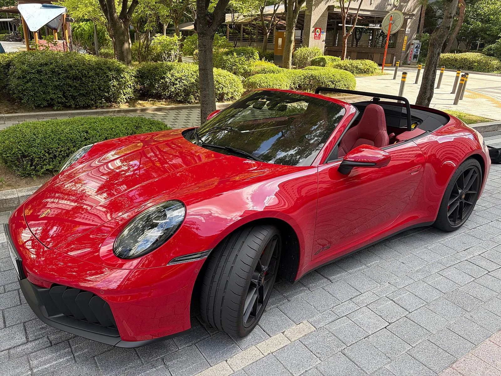 포르쉐 911 카레라 4 GTS 카브리올레 2026 카민레드 사진 1