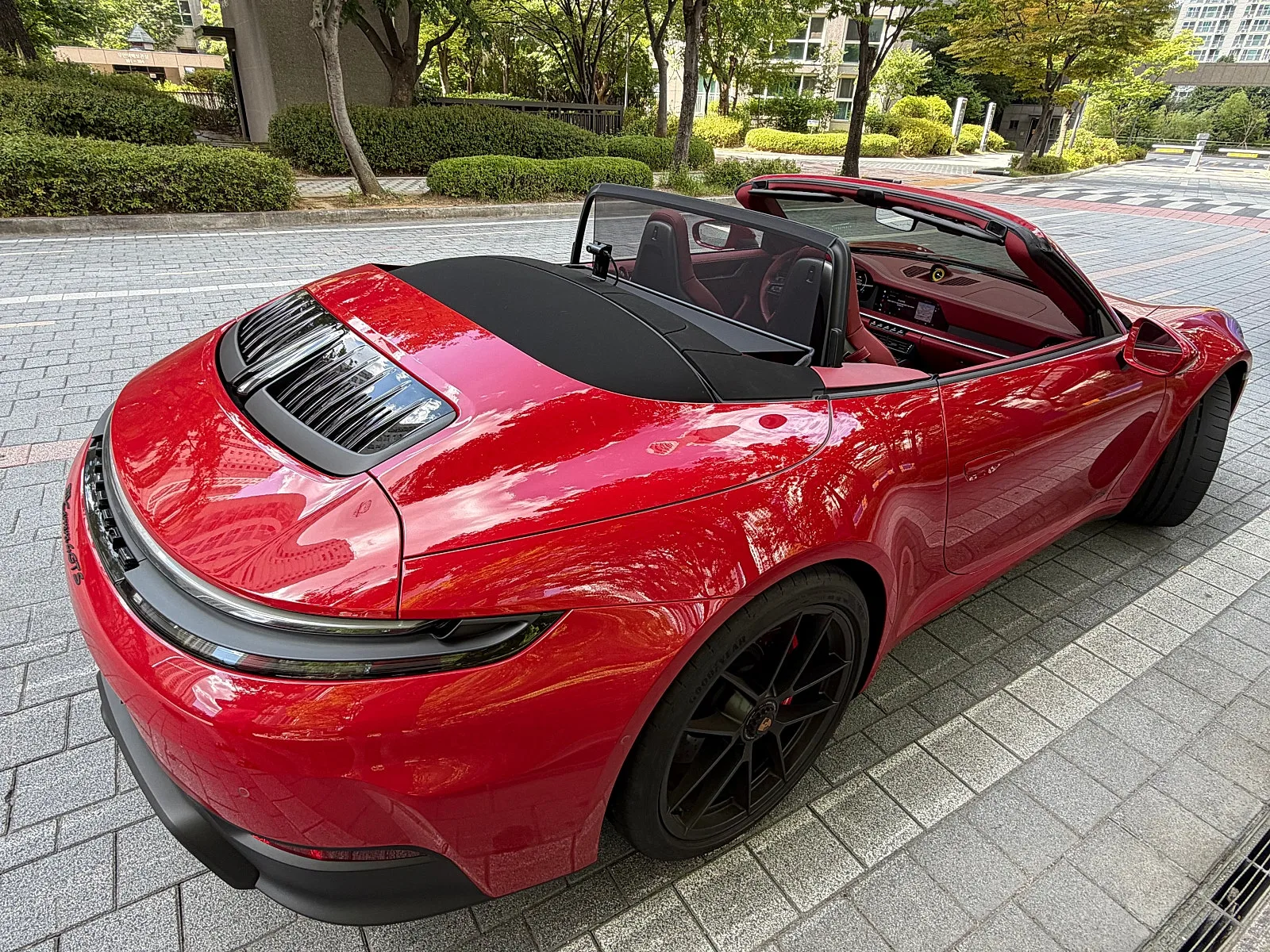포르쉐 911 카레라 4 GTS 카브리올레 2026 카민레드 사진 2