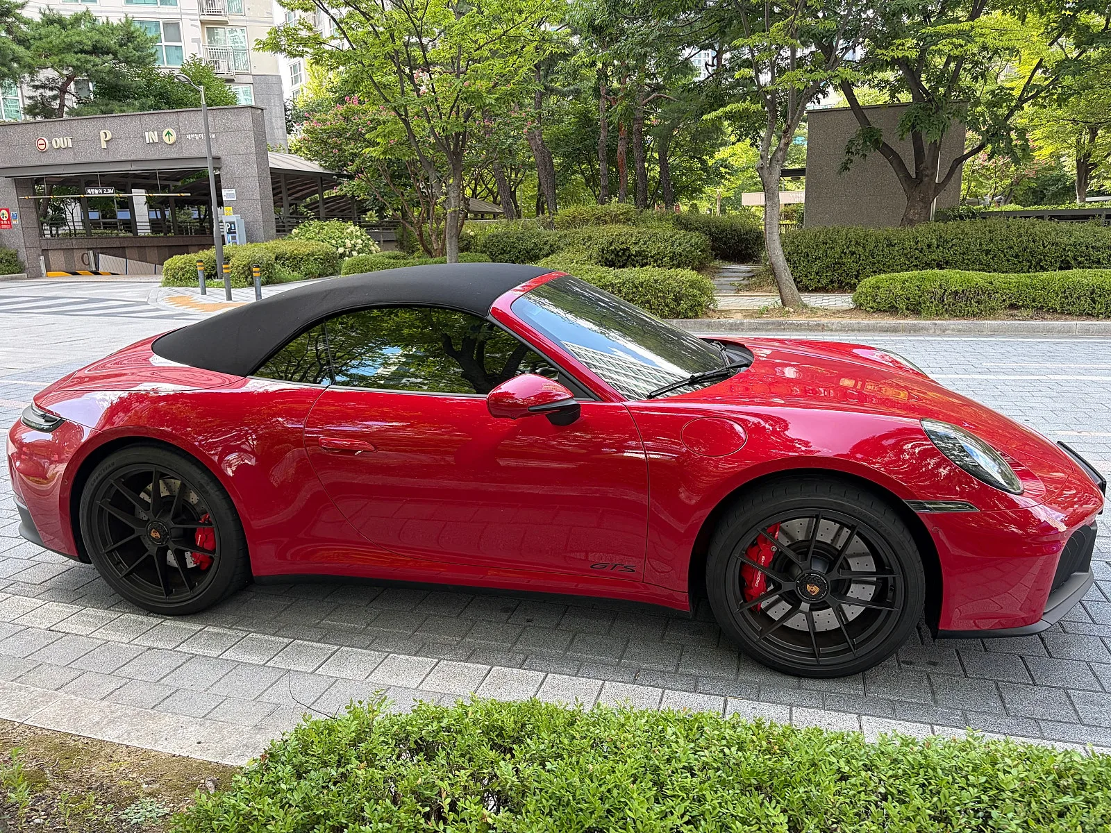 포르쉐 911 카레라 4 GTS 카브리올레 2026 카민레드 사진 6