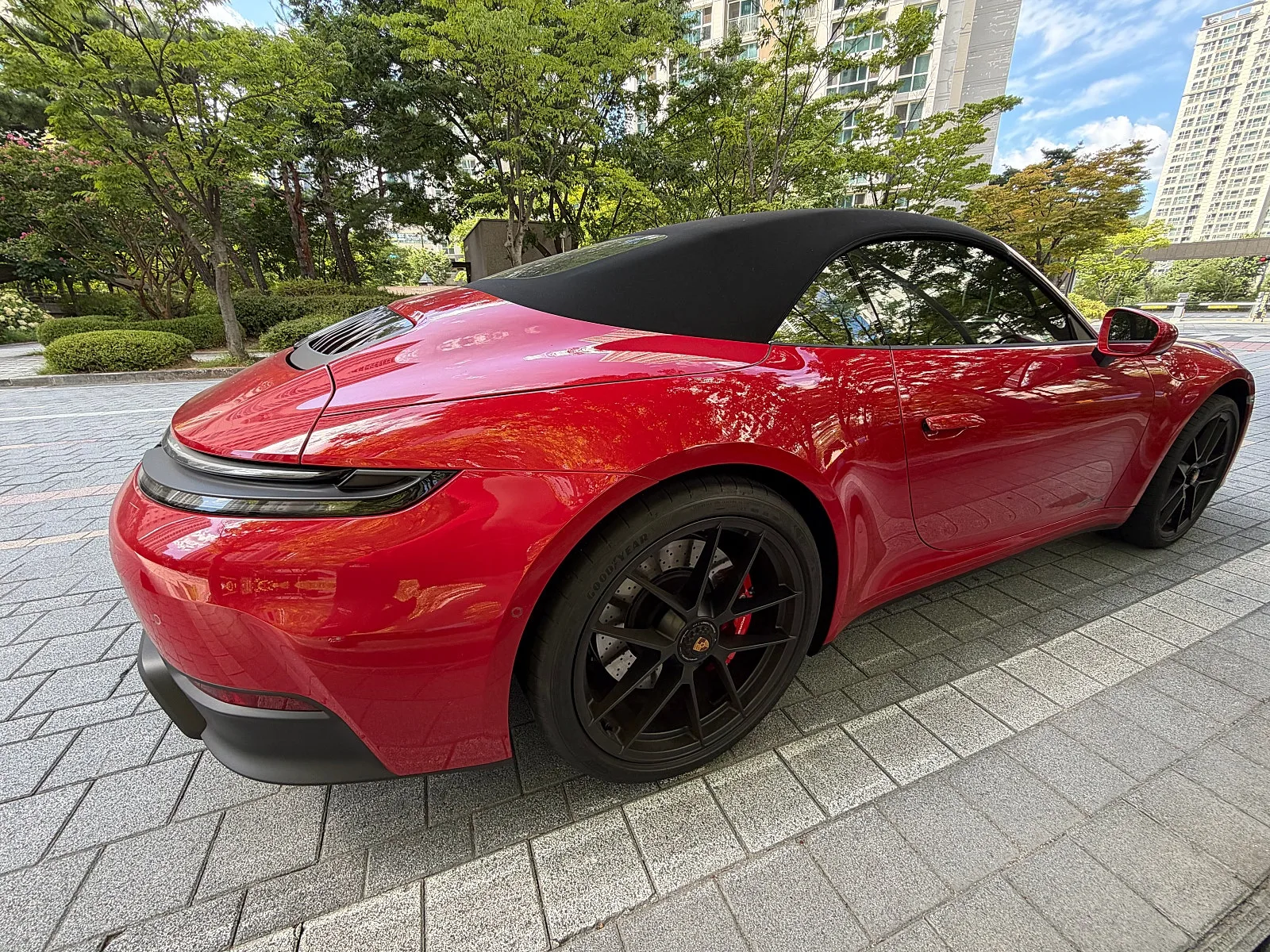 포르쉐 911 카레라 4 GTS 카브리올레 2026 카민레드 사진 8