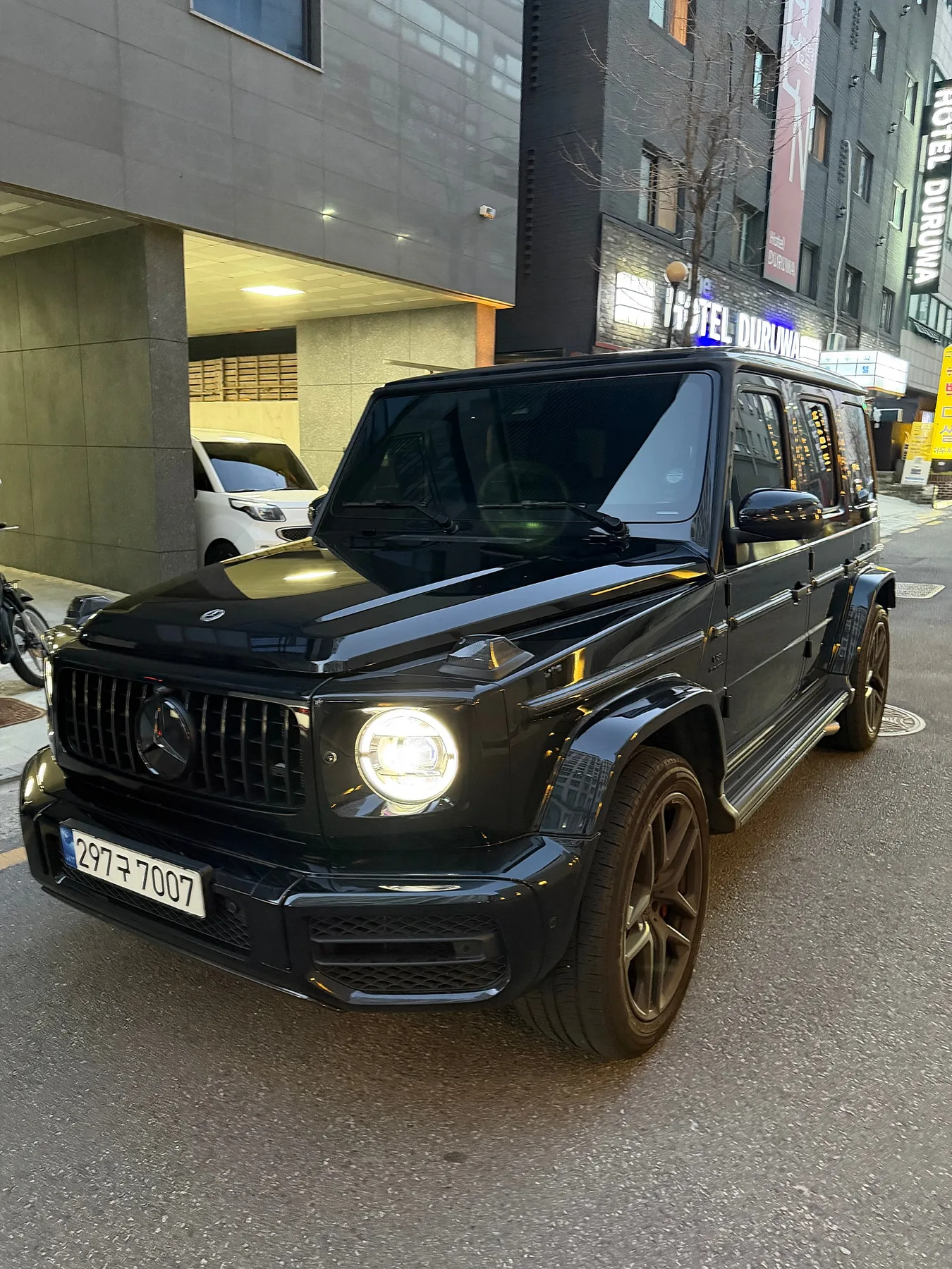 벤츠 G63 AMG 마누팍투어 2024 블랙 사진 2