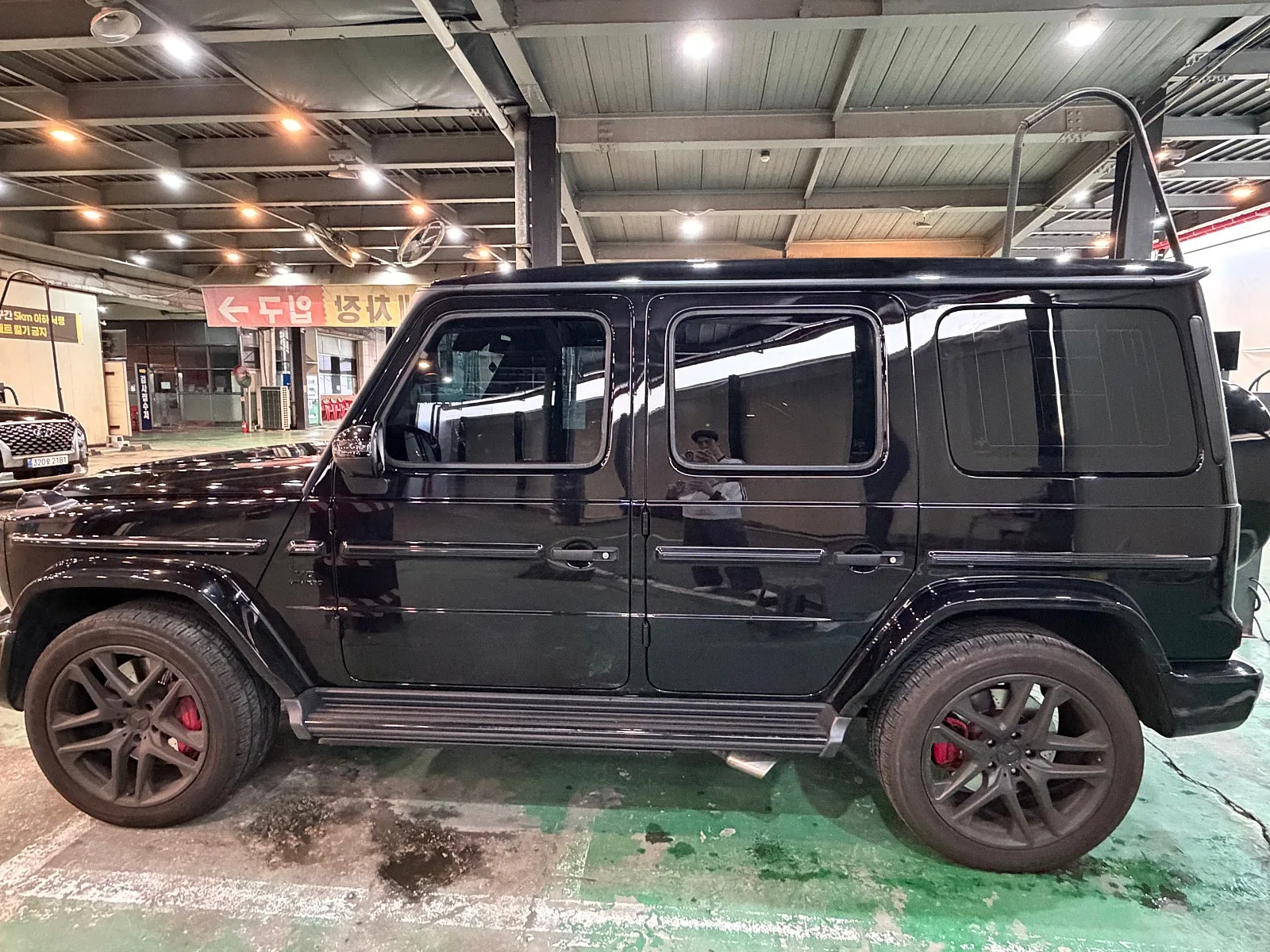 벤츠 G63 AMG 마누팍투어 2024 블랙 사진 3