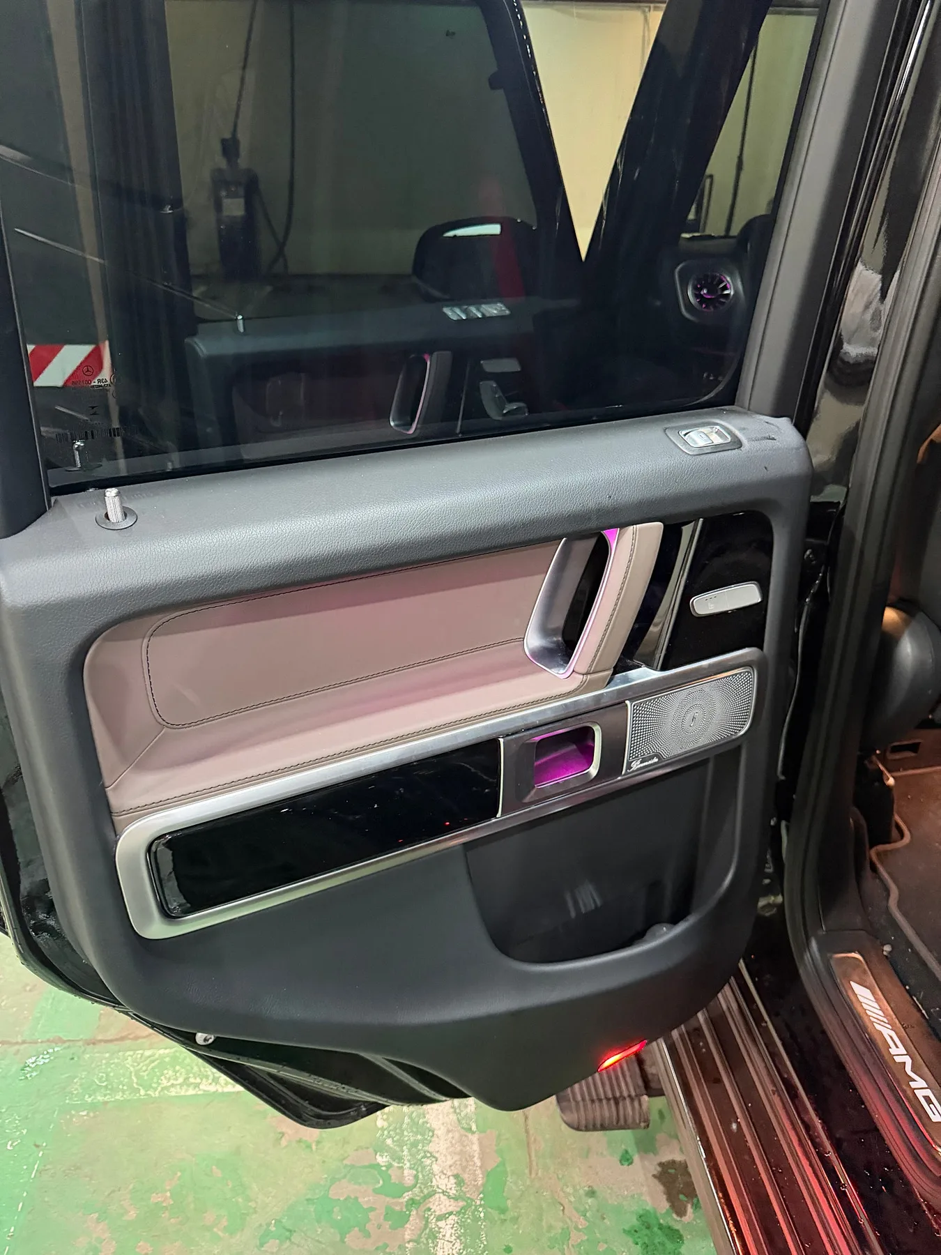 벤츠 G63 AMG 마누팍투어 2024 블랙 사진 7