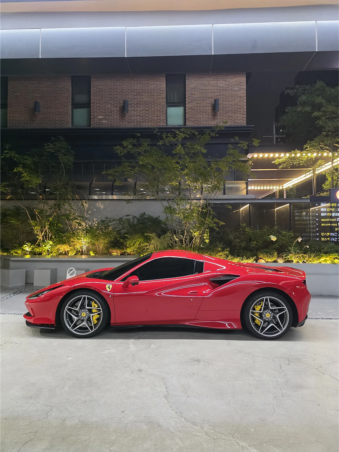 페라리 F8 스파이더 2021 레드 사진 1