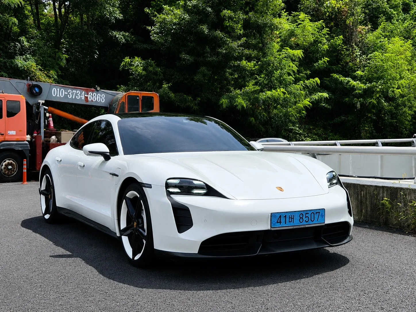 포르쉐 타이칸 GTS 2023 화이트 사진 2