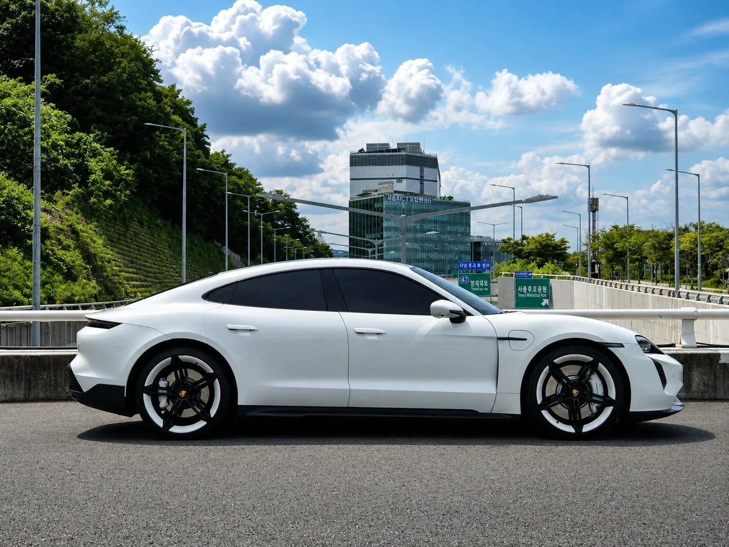 포르쉐 타이칸 GTS 2023 화이트 사진 3