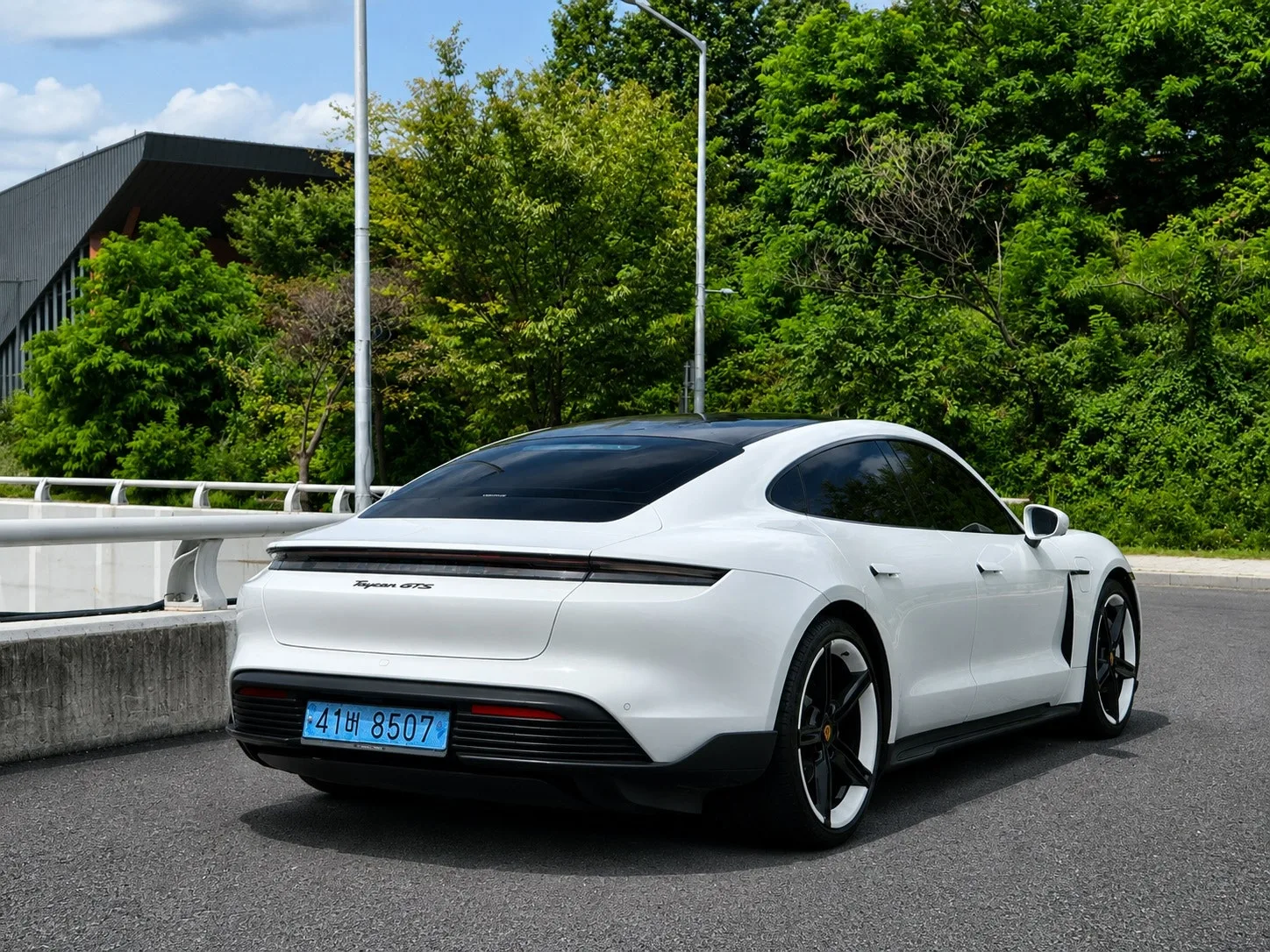 포르쉐 타이칸 GTS 2023 화이트 사진 4