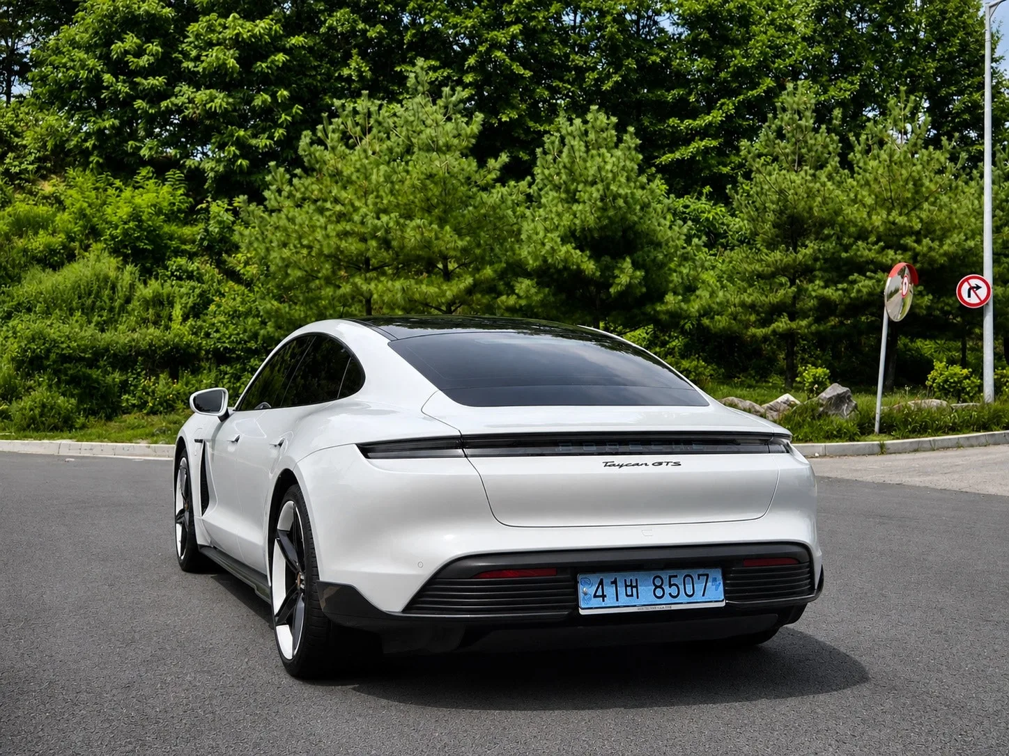포르쉐 타이칸 GTS 2023 화이트 사진 5