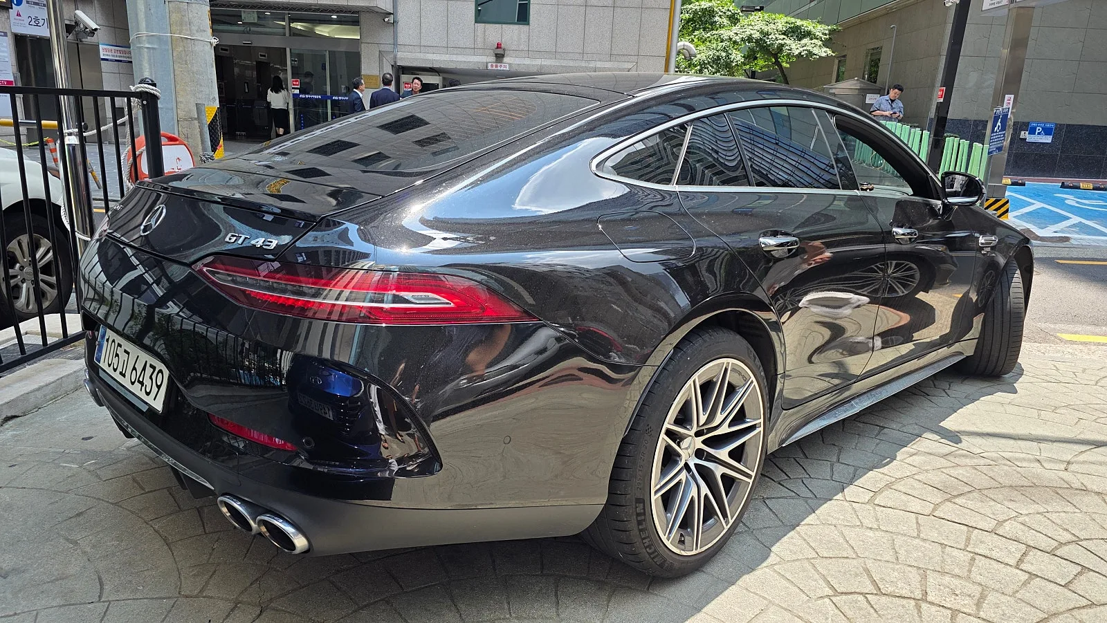 벤츠 AMG GT 43 4MATIC+ 2025 블랙 사진 1