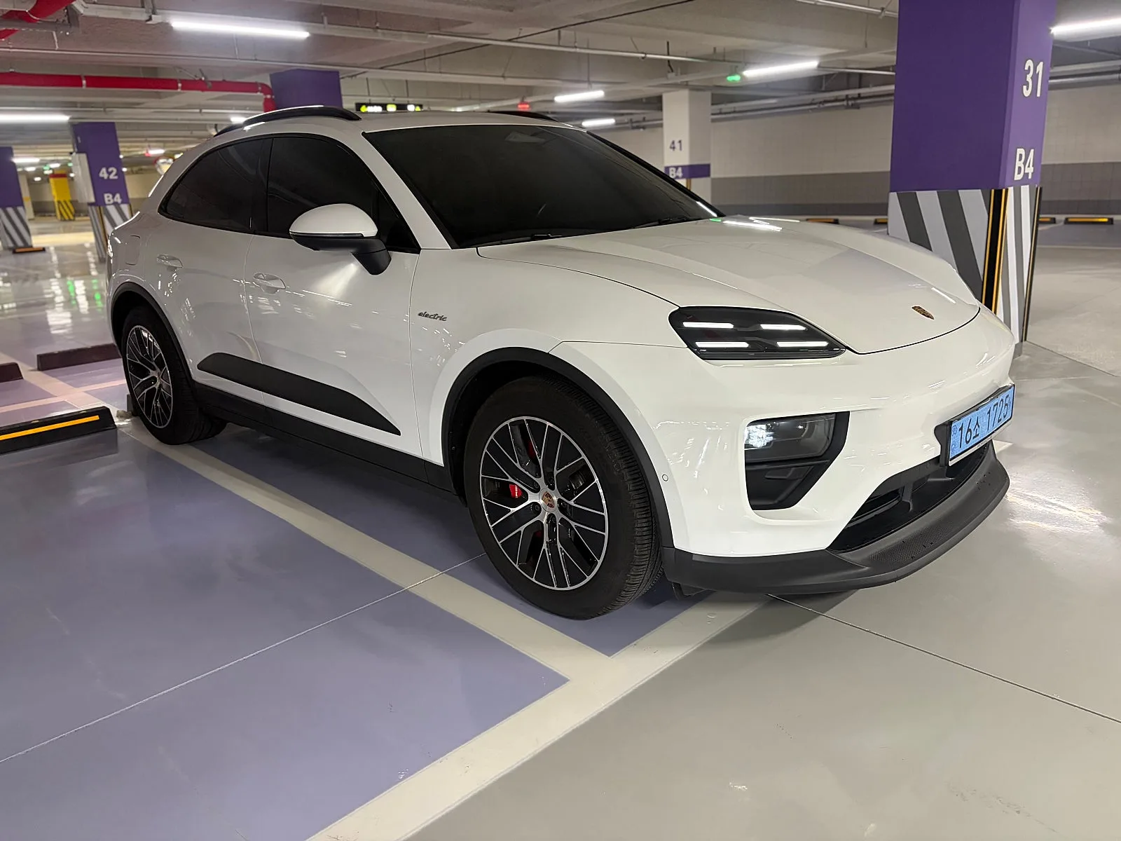 포르쉐 마칸 4S 일렉트릭 2025 화이트 사진 3