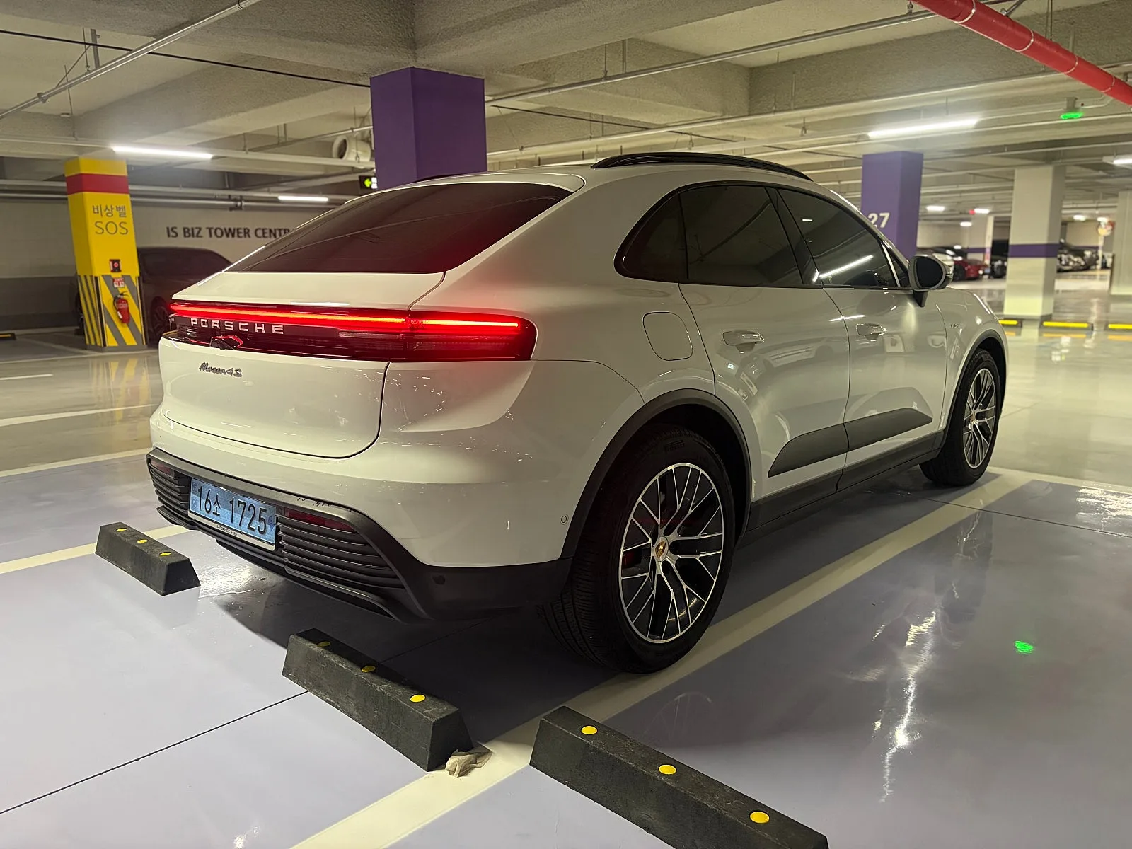 포르쉐 마칸 4S 일렉트릭 2025 화이트 사진 5