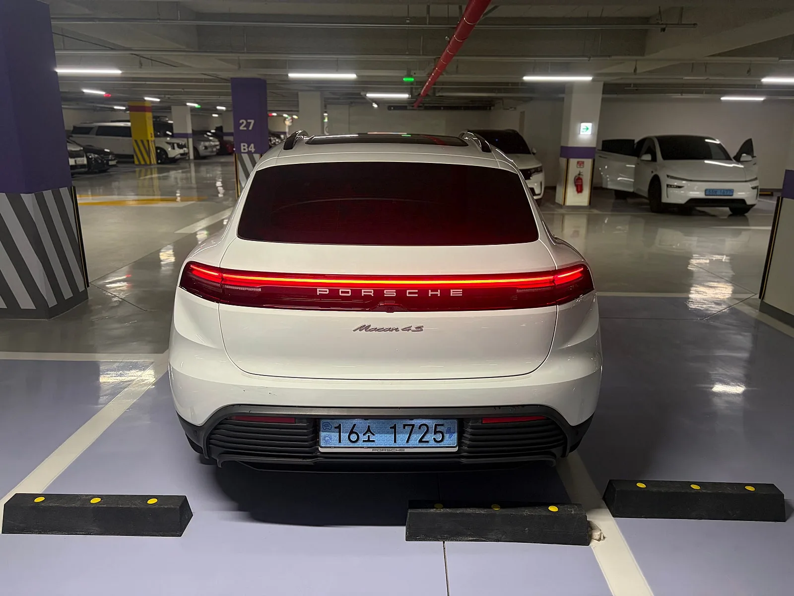 포르쉐 마칸 4S 일렉트릭 2025 화이트 사진 6