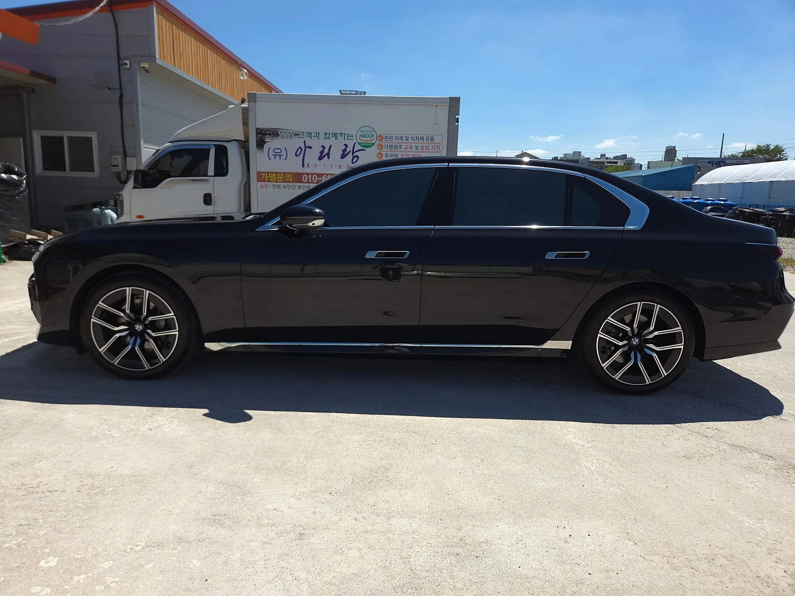 BMW 740d 2026 블랙 사진 3