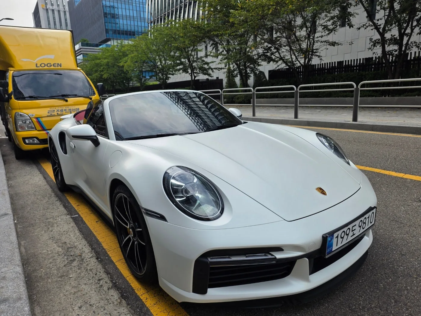 포르쉐 911 터보 S 2024 화이트 사진 3
