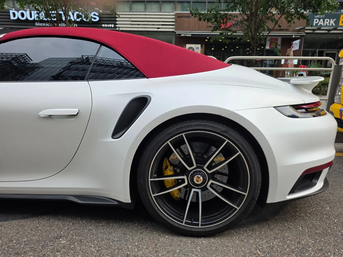 포르쉐 911 터보 S 2024 화이트 사진 6