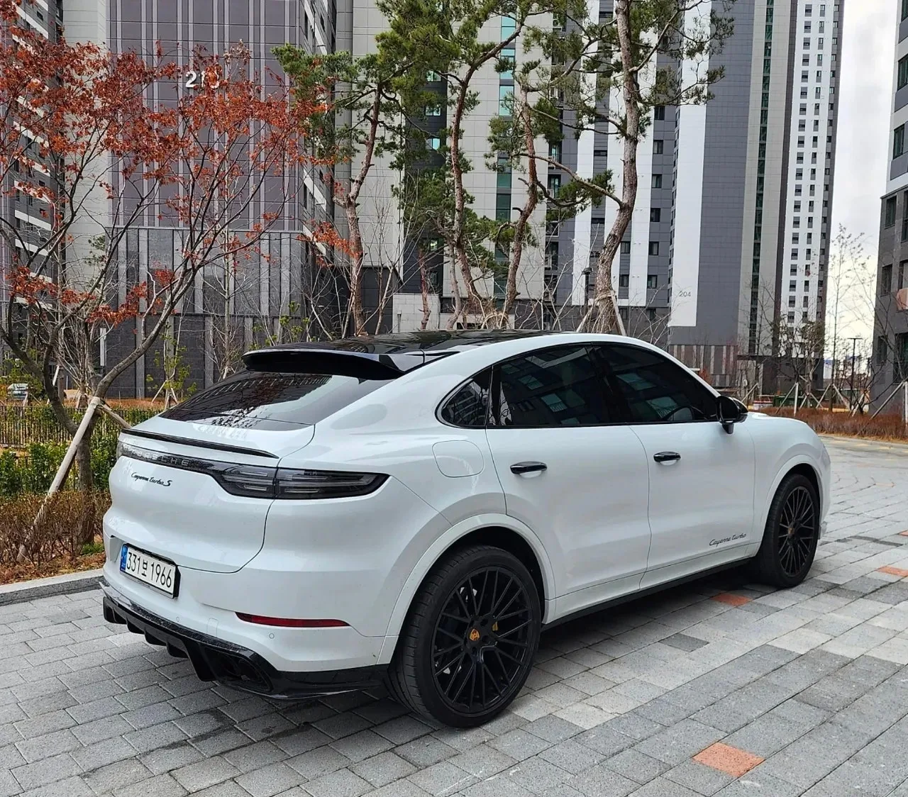포르쉐 카이엔 터보 쿠페 2022 화이트 사진 2