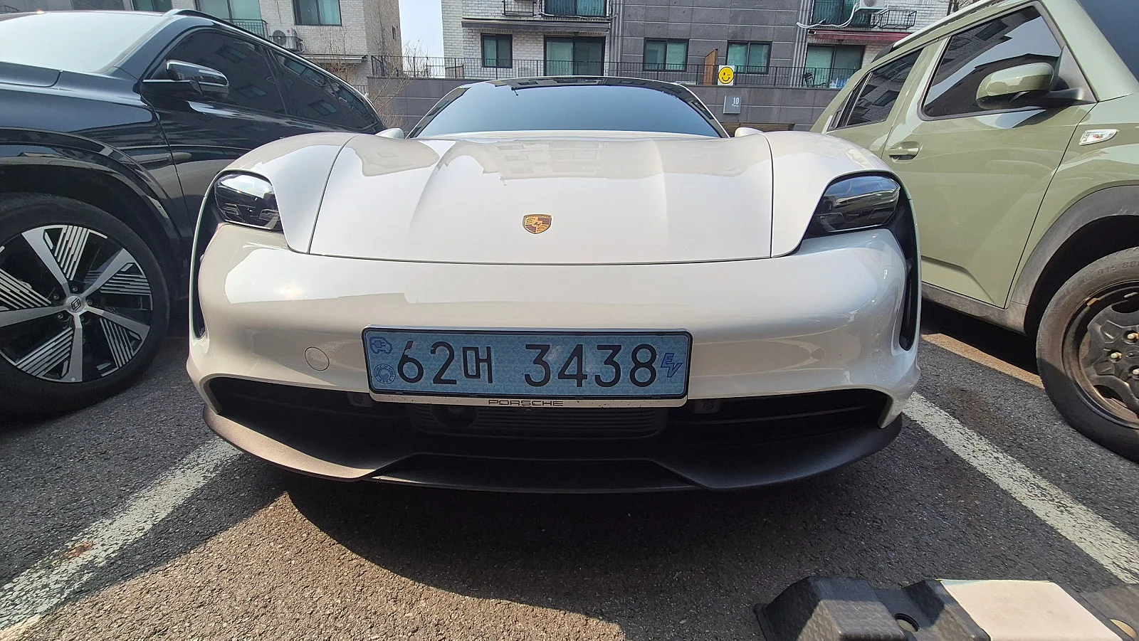 포르쉐 타이칸 베이스 2024 실버 사진 1