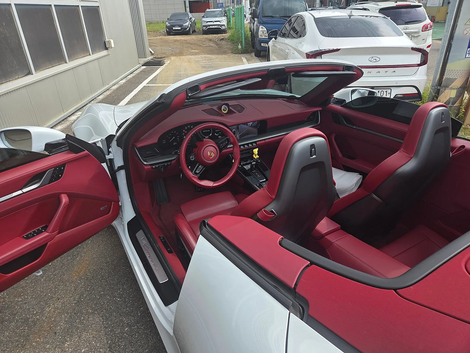 포르쉐 911 42 카브리올레 992 2023 화이트 사진 8