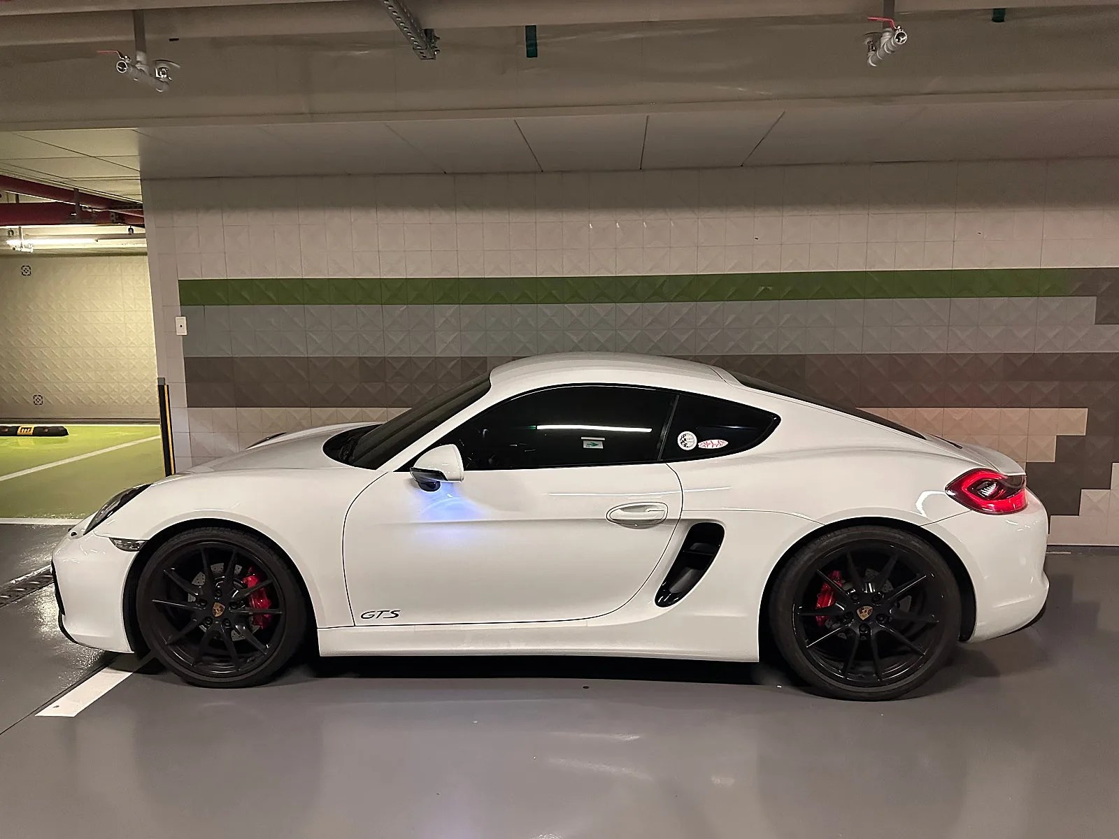 포르쉐 카이맨 GTS 2015 화이트 사진 3