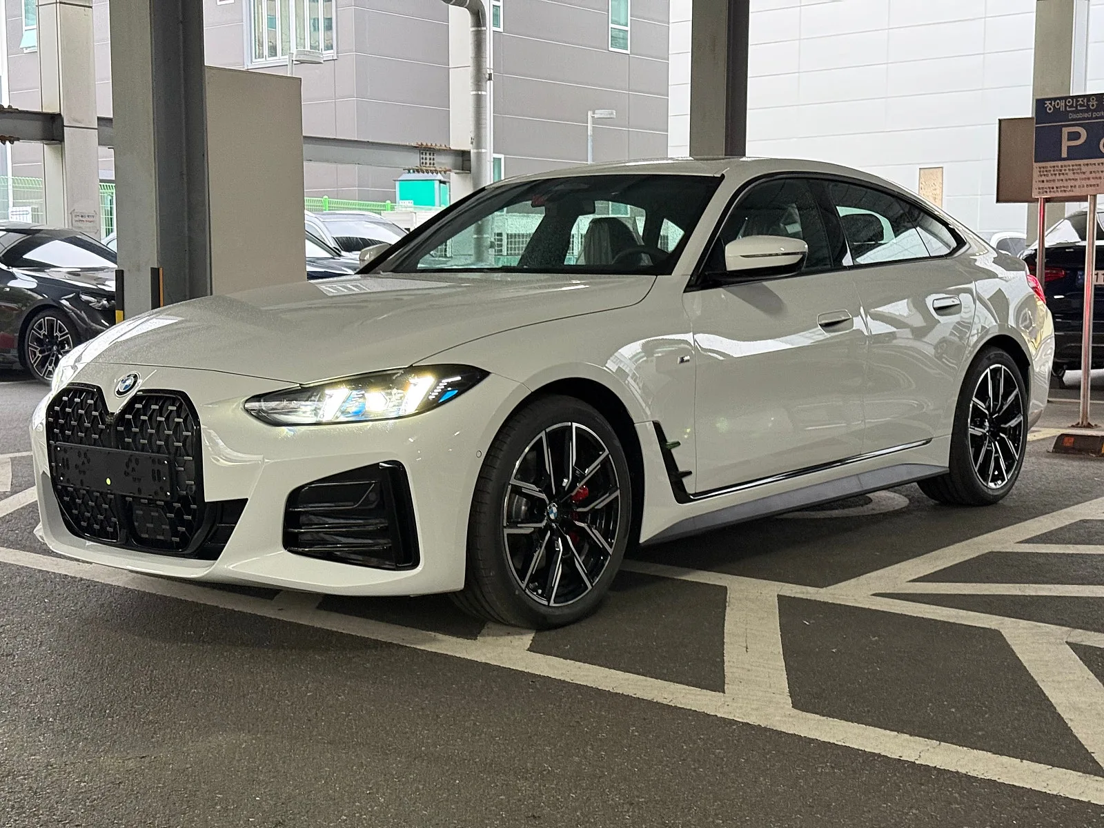 BMW 420i 그란쿠페 2025 화이트 사진 2