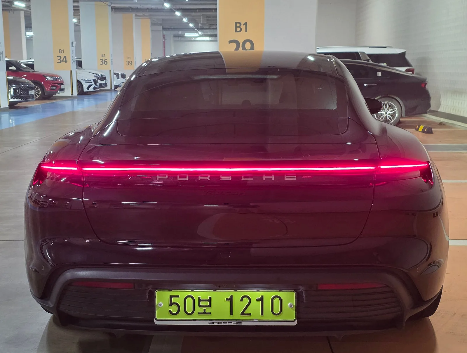 포르쉐 타이칸 베이스 2023 블랙 사진 6