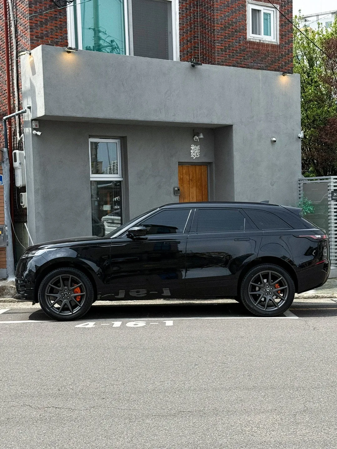 랜드로버 레인지로버 벨라 P400 R-Dynamic HSE 2023 블랙 사진 1