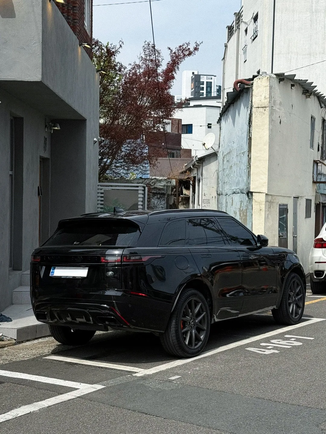 랜드로버 레인지로버 벨라 P400 R-Dynamic HSE 2023 블랙 사진 3