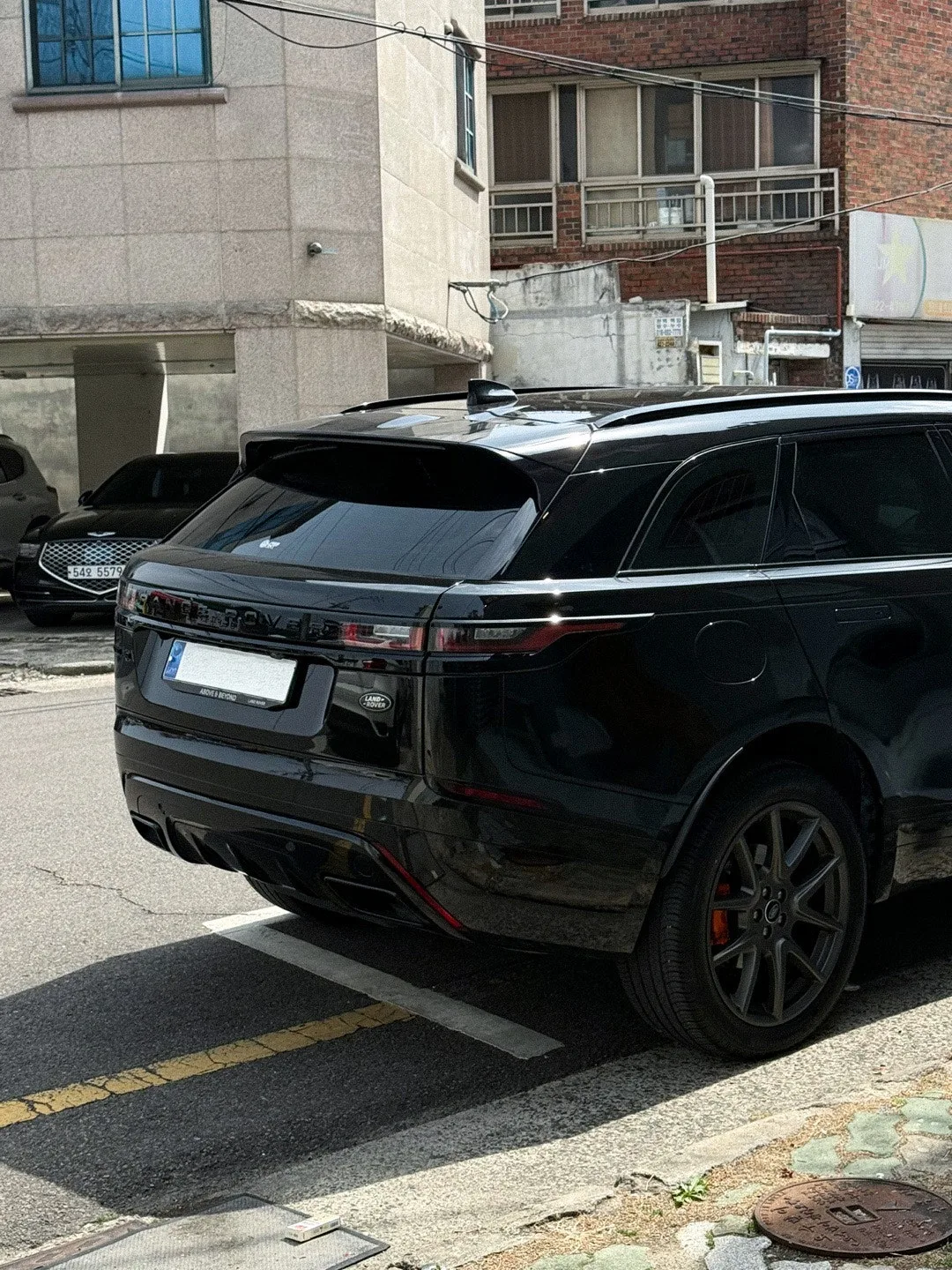 랜드로버 레인지로버 벨라 P400 R-Dynamic HSE 2023 블랙 사진 4